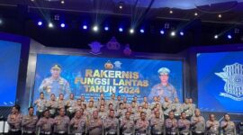 Jajaran Ditlantas Polda Kepri foto bersama setelah menerima penghargaan dari Kakorlantas Polri di Ballroom Hotel Alana Convention Hall, Yogyakarta, Kamis (13/6/2024). Matapedia6.com/Dok Humas Polda.