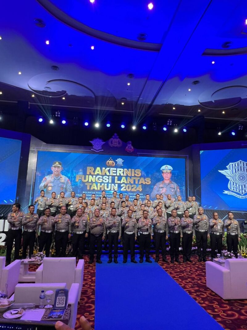 Jajaran Ditlantas Polda Kepri foto bersama setelah menerima penghargaan dari Kakorlantas Polri di Ballroom Hotel Alana Convention Hall, Yogyakarta, Kamis (13/6/2024). Matapedia6.com/Dok Humas Polda.