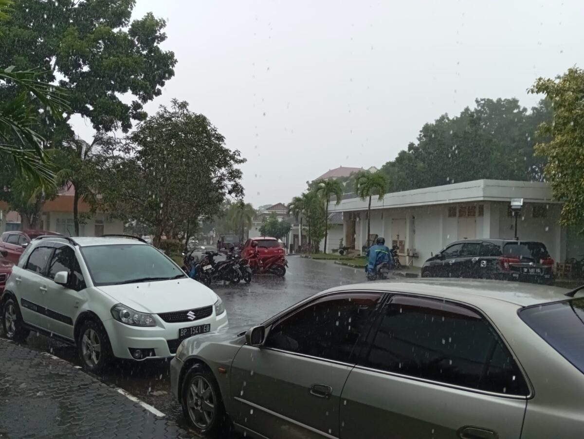 Kondisi hujan deras yang mengguyur Kota Batam, di wilayah Batam Centre, Jumat (14/6/2024). Matapedia6.com/ Luci