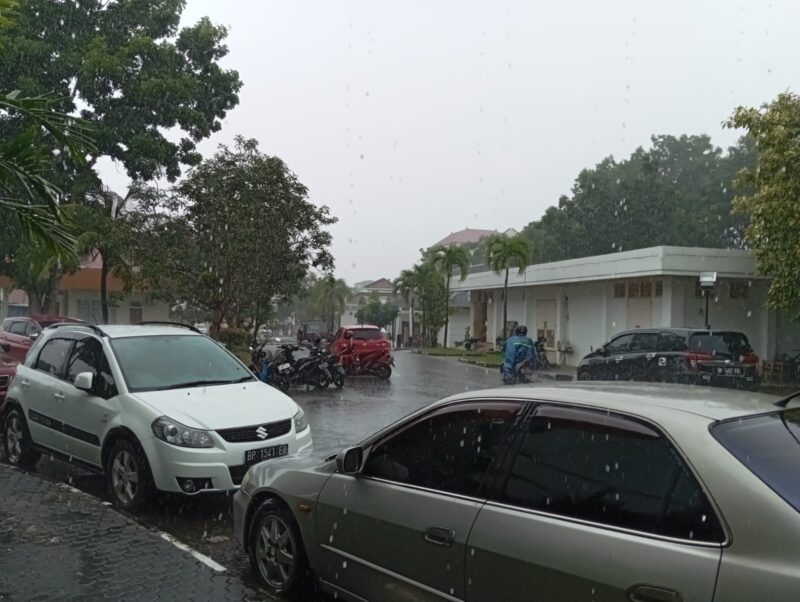 Kondisi hujan deras yang mengguyur Kota Batam, di wilayah Batam Centre, Jumat (14/6/2024). Matapedia6.com/ Luci