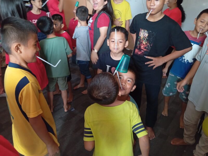 Keceriaan anak-anak di Panti Asuhan Sharon Ministry saat bermain game bersama WBI GBI Bukit Moria, Sabtu (15/6/2024). Matapedia6.com/Luci