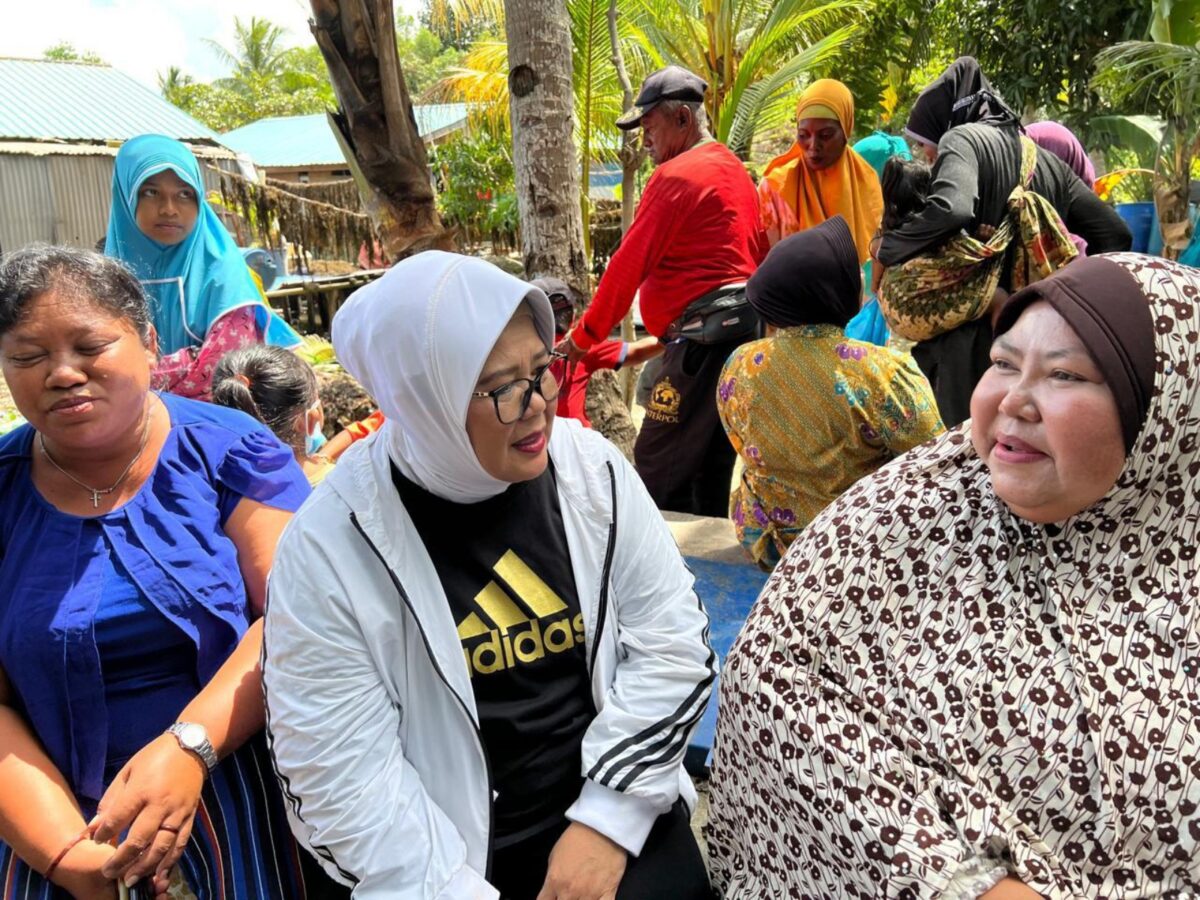 Marlin Agustina bersama warga. Foto:ist