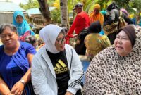 Marlin Agustina bersama warga. Foto:ist