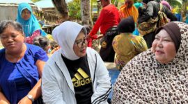 Marlin Agustina bersama warga. Foto:ist