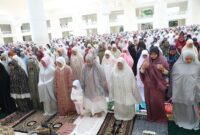 Marlin Agustina salat Idul Adha di Masjid Sultan, Senin (17/6/2024). Foto:Ist