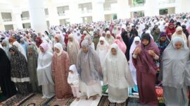 Marlin Agustina salat Idul Adha di Masjid Sultan, Senin (17/6/2024). Foto:Ist