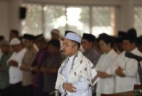 Imam tengah pimpin salat Idul Adha di Masjid Tanjak BP Batam, Senin (17/6/2024). Foto:Ist