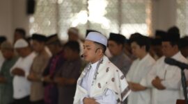 Imam tengah pimpin salat Idul Adha di Masjid Tanjak BP Batam, Senin (17/6/2024). Foto:Ist