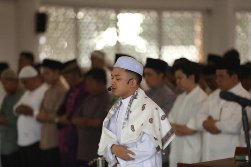 Imam tengah pimpin salat Idul Adha di Masjid Tanjak BP Batam, Senin (17/6/2024). Foto:Ist