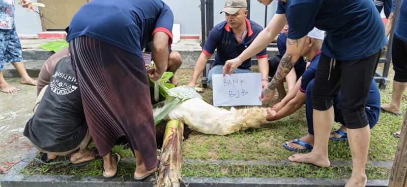 Petugas dan warga binaan Lapas Batam tengah sembelih hewan kurban, Senin (17/6/2024). Foto:Ist