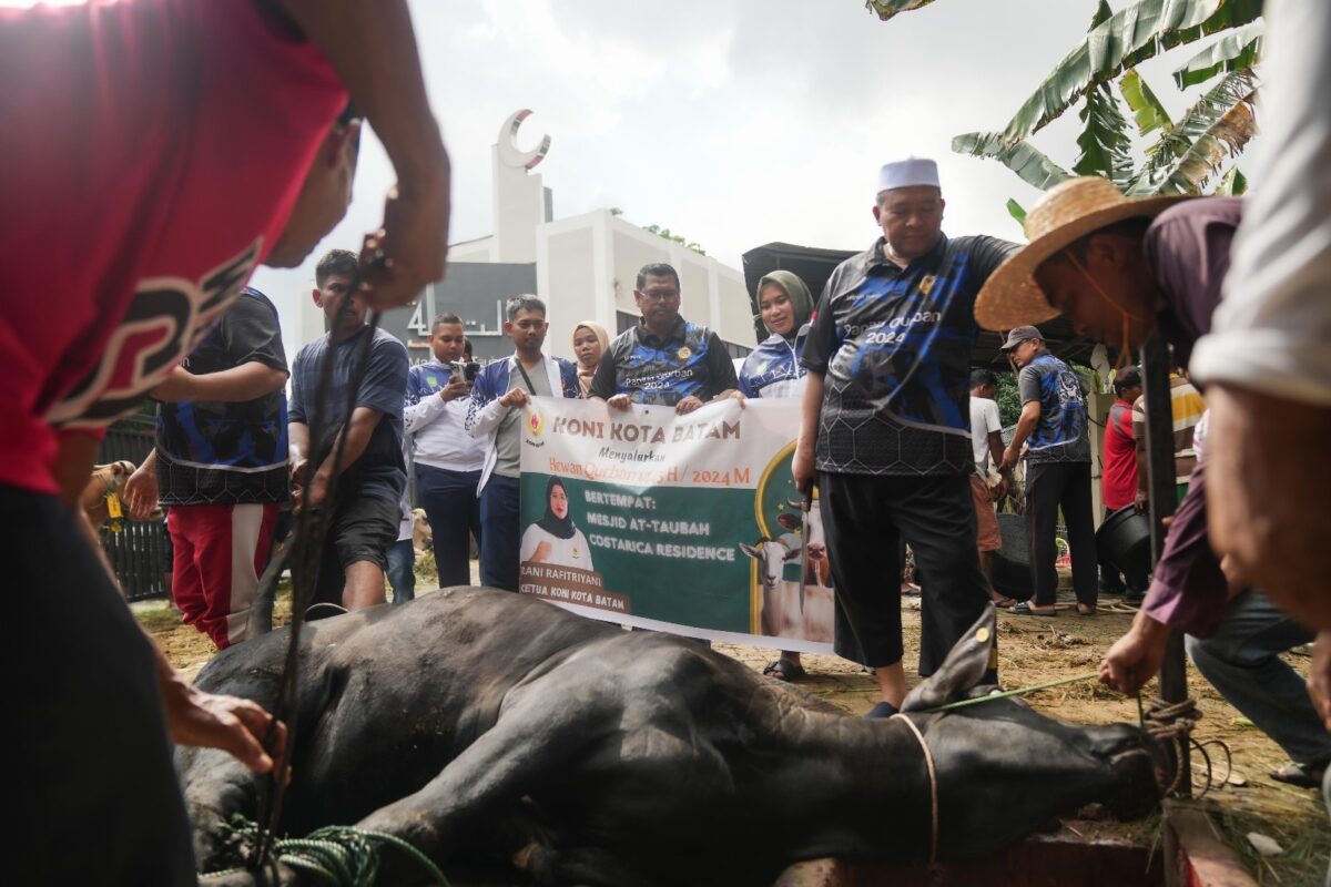 KONI Batam distribusi daging kurban kepada masyarakat. Foto:Ist