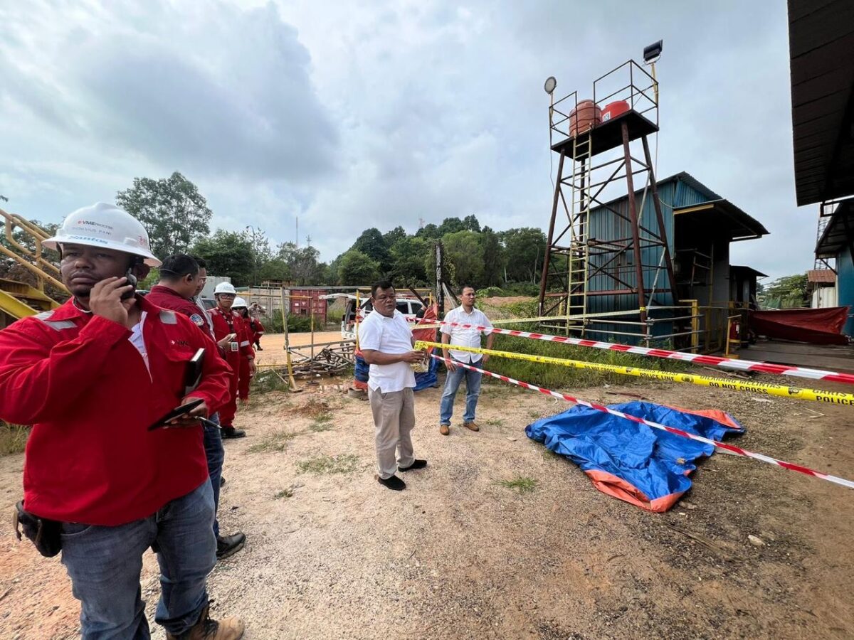 Petugas kepolisian melakukan olah tempat kejadian di lokasi sekuriti Pt VME Tanjung Sengkuang ditemukan meninggal, Rabu (19/6/2024). Matapedia6.com/ Dok Polsek