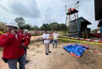 Petugas kepolisian melakukan olah tempat kejadian di lokasi sekuriti Pt VME Tanjung Sengkuang ditemukan meninggal, Rabu (19/6/2024). Matapedia6.com/ Dok Polsek