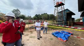 Petugas kepolisian melakukan olah tempat kejadian di lokasi sekuriti Pt VME Tanjung Sengkuang ditemukan meninggal, Rabu (19/6/2024). Matapedia6.com/ Dok Polsek