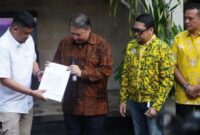 Bobby Nasution terima surat tugas dari Ketua Umum Golkar Airlangga Hartarto pengusungan Calon Gubernur Sumatera Utara 2024, di rumah dinas Menko Bidang Perekenomian, Jalan Widya Chandra 3, Jakarta, Rabu (19/6/2024). Matapedia6.com/ Istimewa