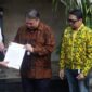 Bobby Nasution terima surat tugas dari Ketua Umum Golkar Airlangga Hartarto pengusungan Calon Gubernur Sumatera Utara 2024, di rumah dinas Menko Bidang Perekenomian, Jalan Widya Chandra 3, Jakarta, Rabu (19/6/2024). Matapedia6.com/ Istimewa