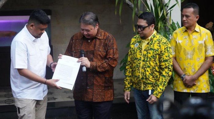 Bobby Nasution terima surat tugas dari Ketua Umum Golkar Airlangga Hartarto pengusungan Calon Gubernur Sumatera Utara 2024, di rumah dinas Menko Bidang Perekenomian, Jalan Widya Chandra 3, Jakarta, Rabu (19/6/2024). Matapedia6.com/ Istimewa