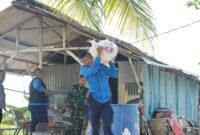 Petugas tengah evakuasi barang warga yang pindah ke hunian baru. Foto:Humas BP Batam