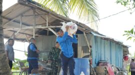 Petugas tengah evakuasi barang warga yang pindah ke hunian baru. Foto:Humas BP Batam