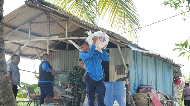 Petugas tengah evakuasi barang warga yang pindah ke hunian baru. Foto:Humas BP Batam