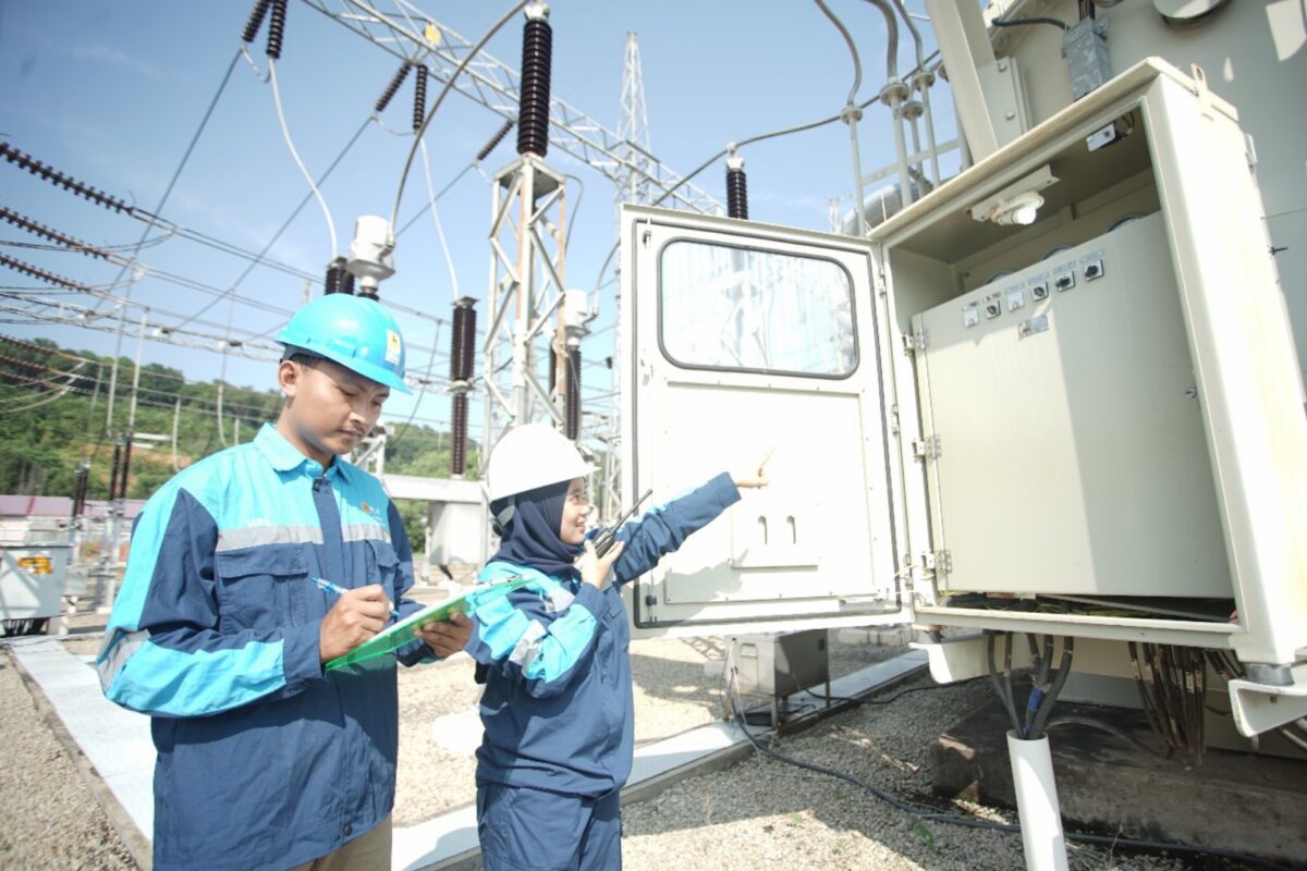 Petugas PLN Batam saat mengecek kelistrikan. Foto:Ist
