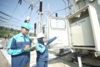 Petugas PLN Batam saat mengecek kelistrikan. Foto:Ist
