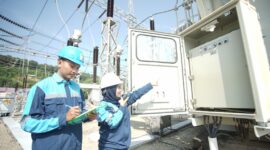 Petugas PLN Batam saat mengecek kelistrikan. Foto:Ist