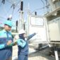 Petugas PLN Batam saat mengecek kelistrikan. Foto:Ist