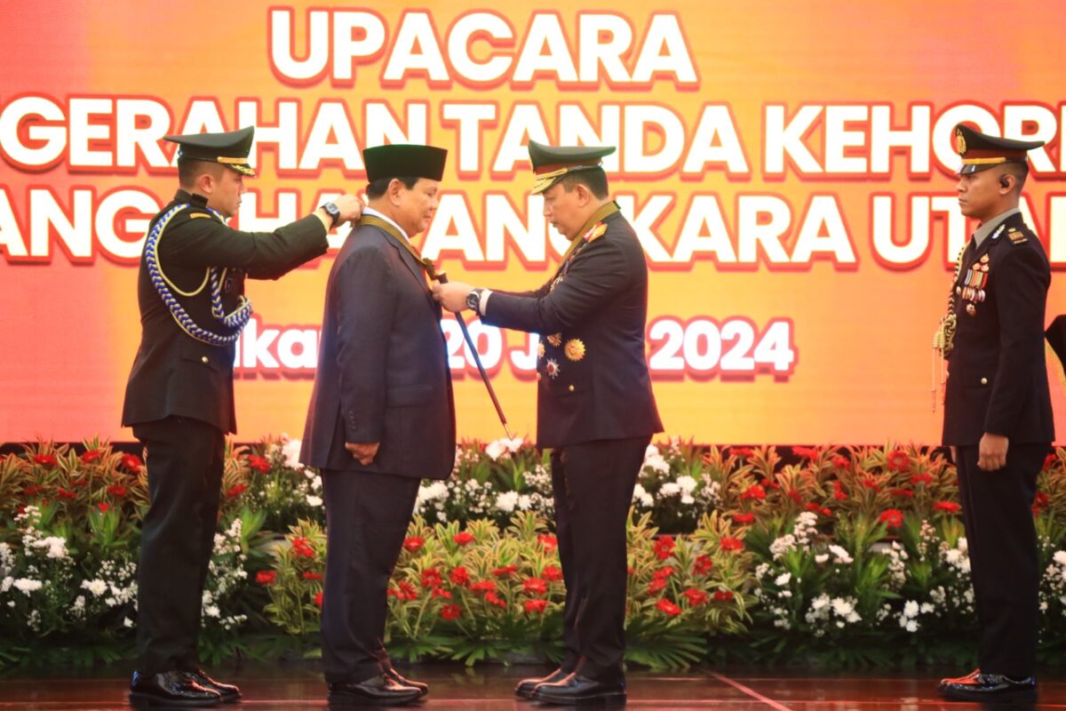 Kapolri Jenderal Pol Listyo Sigit Prabowo, kalungkan tanda kehormatan Bintang Bhayangkara Utama dari Polri, kepada Menteri Pertahanan RI sekaligus presiden terpilih Prabowo Subianto. Penyematan dilaksanakan di Rupattama Markas Besar (Mabes) Polri, Jakarta Selatan, pada Kamis (20/6/2024).Matapedia6.com/ Dok Polri