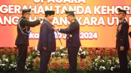 Kapolri Jenderal Pol Listyo Sigit Prabowo, kalungkan tanda kehormatan Bintang Bhayangkara Utama dari Polri, kepada Menteri Pertahanan RI sekaligus presiden terpilih Prabowo Subianto. Penyematan dilaksanakan di Rupattama Markas Besar (Mabes) Polri, Jakarta Selatan, pada Kamis (20/6/2024).Matapedia6.com/ Dok Polri