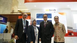 Menteri Perhubungan Budi Karya Sumadi (keduda dari kanan), Direktur Group Business Development Telkom Honesti Basyir (paling kanan), Direktur Utama Nutech Dina Hakiki (kedua dari kiri) dan Ketua ITS William Sabandar (paling kiri) saat mengunjungi Booth Nutech pada ITS Asia Pacific Forum 2024 beberapa waktu lalu. Foto:Telkom
