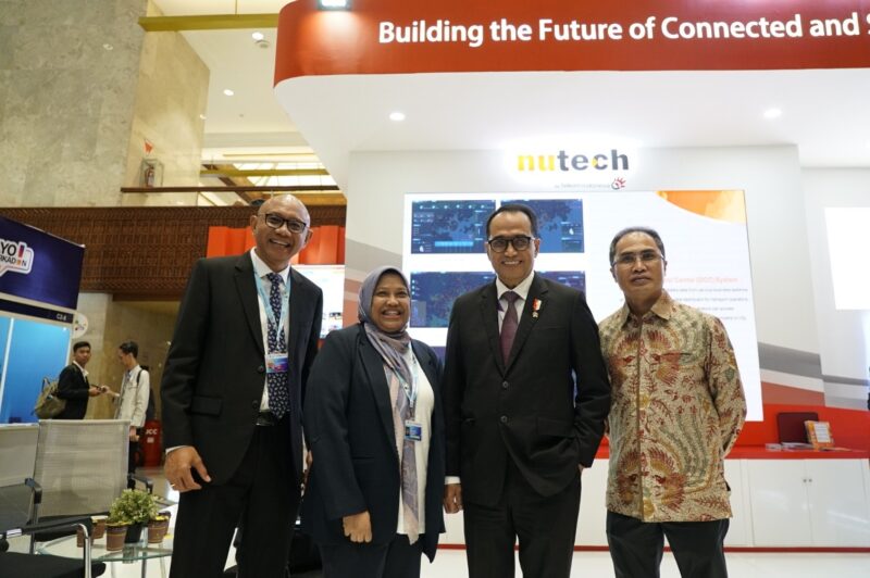 Menteri Perhubungan Budi Karya Sumadi (keduda dari kanan), Direktur Group Business Development Telkom Honesti Basyir (paling kanan), Direktur Utama Nutech Dina Hakiki (kedua dari kiri) dan Ketua ITS William Sabandar (paling kiri) saat mengunjungi Booth Nutech pada ITS Asia Pacific Forum 2024 beberapa waktu lalu. Foto:Telkom