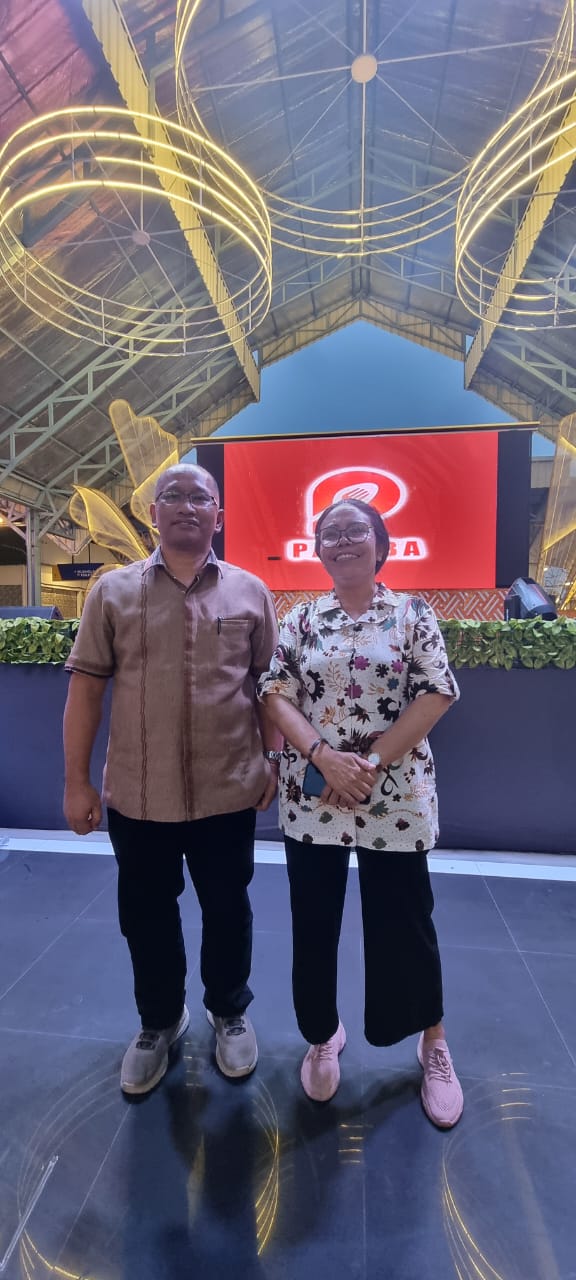 Ketua Panitia Deklarasi dan Pelantikan Pengurus organisasi BBM Kota Batam Maja Saor Manalu dan sekretaris panitia pelantikan Rusmini Simorangkir. Matapedia6.com/Istimewa