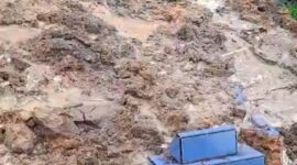 Kondisi salah satu makam yang sudah terbawa tanah longsor di pemakaman Sungai Panas Kota Batam, Sabtu (22/6/2024). Matapedia6.com/ Istimewa