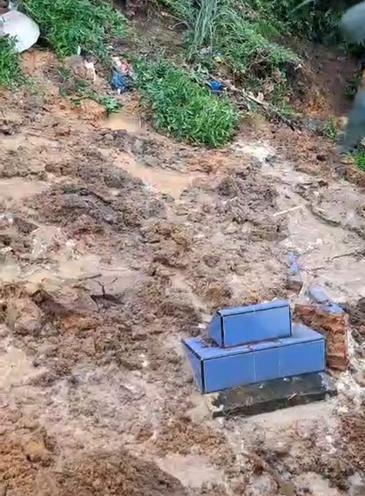 Kondisi salah satu makam yang sudah terbawa tanah longsor di pemakaman Sungai Panas Kota Batam, Sabtu (22/6/2024). Matapedia6.com/ Istimewa