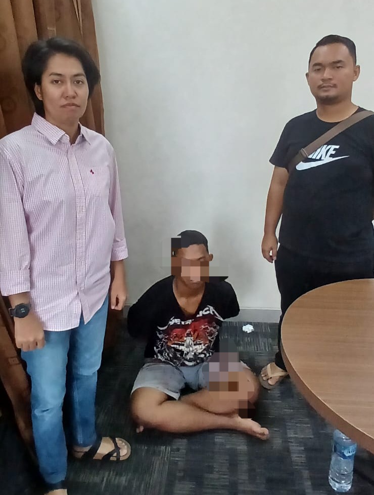 Pelaku penusukan terhadap ibu kandungnya sendiri saat ditangkap Polsek Bandara Hang Nadim Kota Batam, Minggu (23/6/2024) Matapedia6.com/Dok Polsek