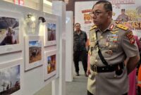 Kapolda Kepri, Irjen Pol Yan Fitri Halimansyah saat melihat pameran foto di Grand Mall Batam, Senin (24/6/2024).Matapedia6.com/Dok Humas Polda