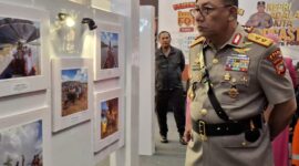 Kapolda Kepri, Irjen Pol Yan Fitri Halimansyah saat melihat pameran foto di Grand Mall Batam, Senin (24/6/2024).Matapedia6.com/Dok Humas Polda