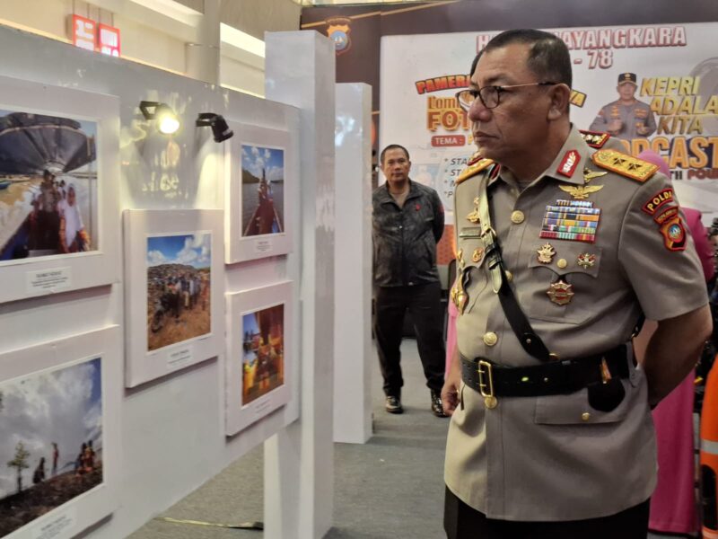 Kapolda Kepri, Irjen Pol Yan Fitri Halimansyah saat melihat pameran foto di Grand Mall Batam, Senin (24/6/2024).Matapedia6.com/Dok Humas Polda