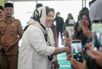 Marlin Agustina bersama warga Batam. Foto:Ist