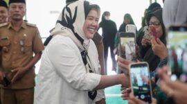 Marlin Agustina bersama warga Batam. Foto:Ist