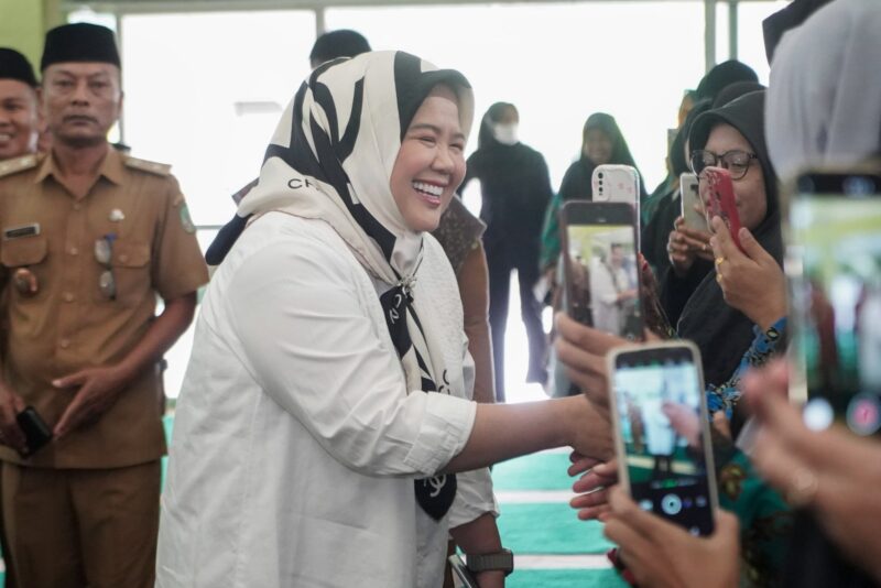 Marlin Agustina bersama warga Batam. Foto:Ist