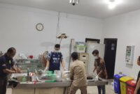 Petugas medis di kamar jenazah Rumah Sakit Bhayangkara Polda Kepri sedang melakukan pembersihan jenazah sebelum diserahkan kepada keluarga, Selasa (26/4/2024). Matapedia6.com/ Istimewa