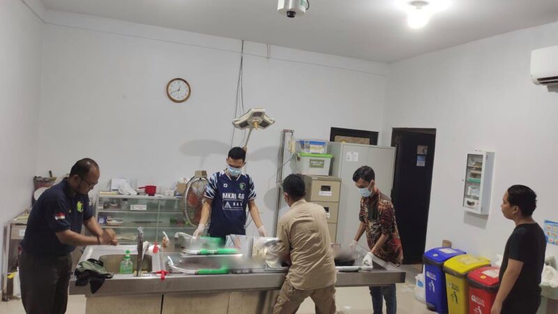 Petugas medis di kamar jenazah Rumah Sakit Bhayangkara Polda Kepri sedang melakukan pembersihan jenazah sebelum diserahkan kepada keluarga, Selasa (26/4/2024). Matapedia6.com/ Istimewa