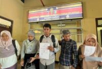 Koalisi Advokat Anti Penyiksaan sesaat setelah keluar dari Polda Sumbar, setelah melaporka dugaan penyiksaan yang dilakukan personel kepolisian terkait kematian Afif Maulana (13) ke Propam Polda Sumatera Barat (Sumbar) pada Rabu (26/6/2024). Matapedia6.com/Istimewa