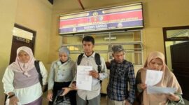 Koalisi Advokat Anti Penyiksaan sesaat setelah keluar dari Polda Sumbar, setelah melaporka dugaan penyiksaan yang dilakukan personel kepolisian terkait kematian Afif Maulana (13) ke Propam Polda Sumatera Barat (Sumbar) pada Rabu (26/6/2024). Matapedia6.com/Istimewa