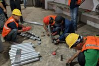 Warga binaan Lapas Batam sedang merakit tiang lampu. Foto:Ist