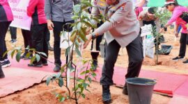 Kapolda Kepri Irjen Pol Yan Fitri Halimansyah saat melakukan penanaman pohon di lingkungan Polda Kepri, Kamis (27/6/2024). Matapedia6.com/Dok Humas Polda
