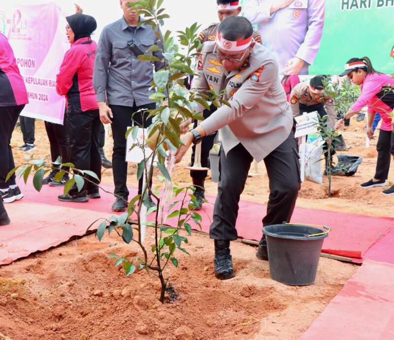Kapolda Kepri Irjen Pol Yan Fitri Halimansyah saat melakukan penanaman pohon di lingkungan Polda Kepri, Kamis (27/6/2024). Matapedia6.com/Dok Humas Polda