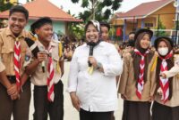 Marlin Agustina bersama siswa. Foto:Ist